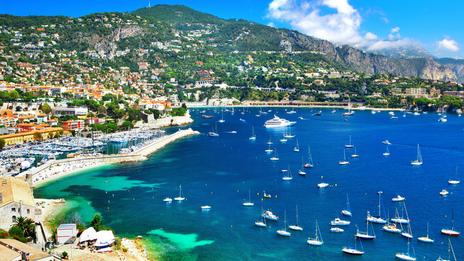 Tourisme mondial 2025 : la France reste 1ère destination mais l’Espagne réduit l’écart