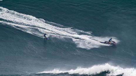 Alors que les tempêtes atlantiques se multiplient, le surf towing devient l’arme ultime face aux vagues géantes