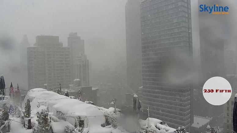 Tempête de neige ce lundi à New York : près de 60 cm de neige, 8500 vols annulés