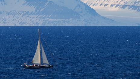 Tourisme polaire sous régulation : préparer une navigation à la voile au Svalbard, mode d’emploi