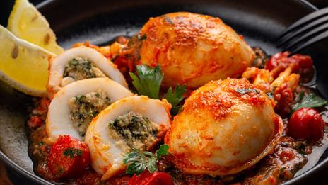 Encornets farcis : la Méditerranée dans une assiette généreuse