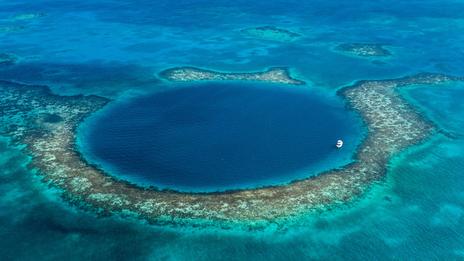 Trous bleus du monde : records, mystères et plongées dans les abysses verticaux