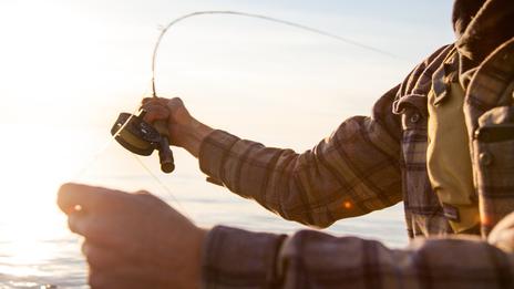 Pêche à la mouche en eau salée : le défi ultime entre précision, lecture de l’eau et adrénaline pure