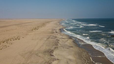 Skeleton Bay : la vague la plus longue du monde au cœur du désert namibien
