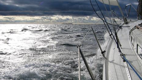 Comment choisir son abri ou port de repli quand la météo l’exige ?