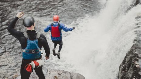 Coasteering : le sport d’aventure qui redéfinit l’exploration du littoral