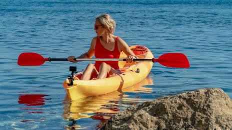 Débuter le canoë-kayak en mer : le guide complet pour pagayer en toute sécurité