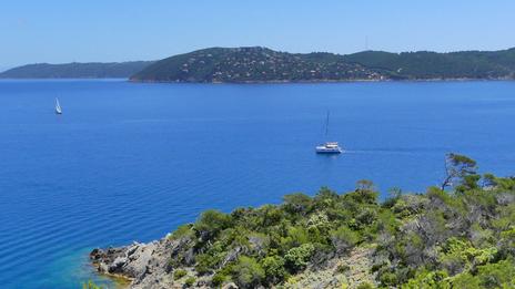 Où naviguer en 2026 ? 5 escales méditerranéennes vraiment engagées pour l’environnement