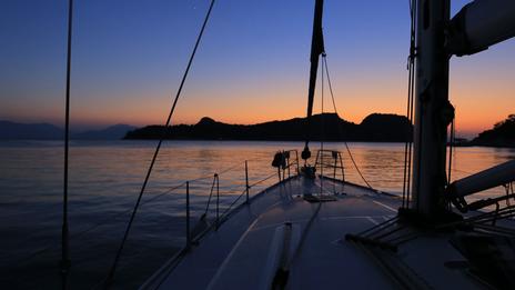 Naviguer de nuit : le premier pas vers une autre dimension de la mer