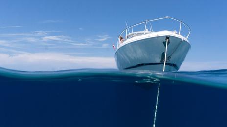 Ancre, chaîne, alarme : les vrais choix qui sécurisent un mouillage aujourd’hui