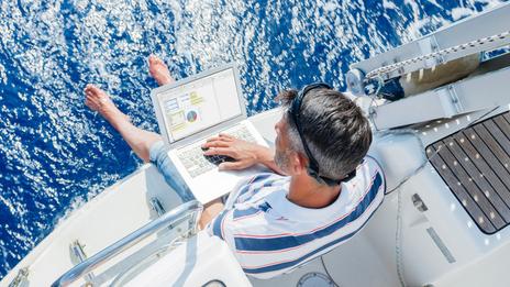 Internet en mer : ce que coûte vraiment une saison connectée à bord