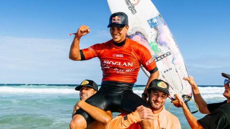 Surf: le champion olympique Kauli Vaast se qualifie pour le tour pro