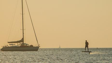Downwind en SUP foil : parcourir des kilomètres en mer en utilisant l’énergie de la houle