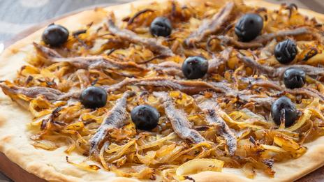 Pissaladière niçoise : la recette traditionnelle aux oignons, anchois et olives