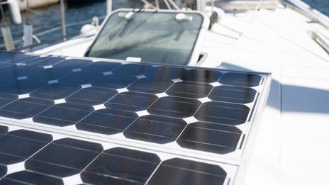 Retrofit électrique d’un voilier de 12 m : quelle rentabilité pour quel bilan carbone ?