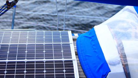 Hydrogénérateur ou solaire : le vrai match de l’autonomie à bord