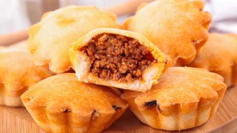 Tielle sétoise : la tourte au poulpe épicée emblématique du port de Sète