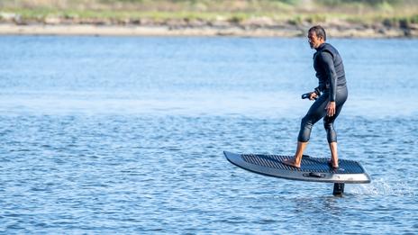 Hydrofoil à propulsion électrique : la nouvelle glisse sans bruit ni grosses vagues