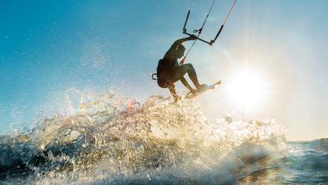Wingfoil vs kitesurf : lequel choisir pour débuter en 2026 ?