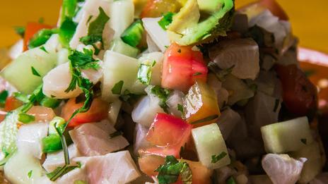 Ceviche, moqueca, kokotxe : 3 plats de poisson devenus les emblèmes de leurs côtes