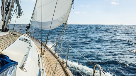 Cadènes, fixations, points d’ancrage : les zones invisibles à vérifier avant une grande croisière