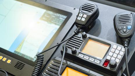 VHF portative : comment bien choisir cet indispensable trait d’union entre la terre et la mer