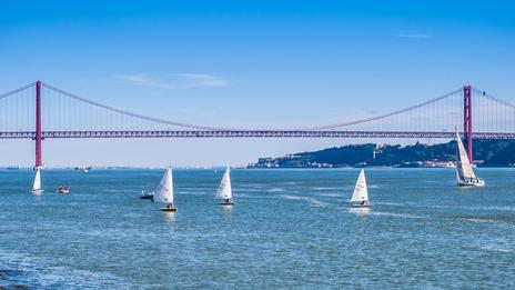 Naviguer sur le Tage à Lisbonne au printemps : une remontée spectaculaire entre histoire maritime et lumière atlantique