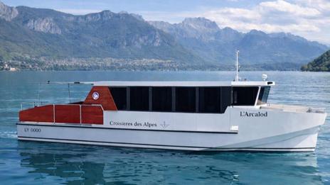 Un nouveau bateau arrive sur le lac d’Annecy : un spectacle à ne pas manquer