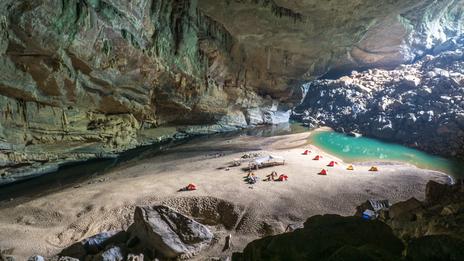 Grotte de Son Doong : explorer la plus grande cavité du monde au cœur de la jungle vietnamienne