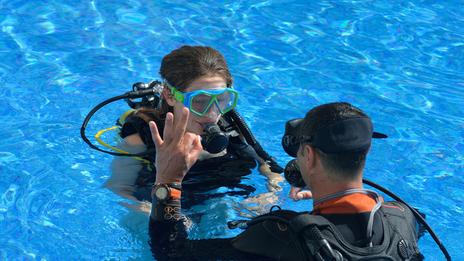 Baptême de plongée en piscine : pourquoi s'inscrire dès maintenant est le meilleur calcul avant l’été
