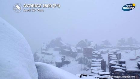 Retour de l'hiver en montagne : 30 cm de neige dans le Jura, fort risque d'avalanches dans les Alpes
