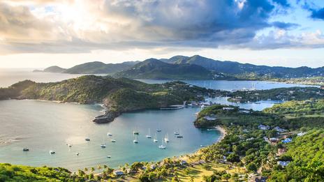 Naviguer entre Antigua et Barbuda : une croisière caribéenne incontournable entre lagons turquoise et escales nature