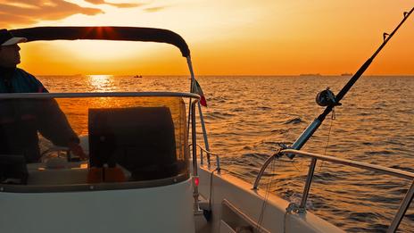Pêche du poisson plat en bateau : techniques, postes et astuces pour mieux réussir en mer