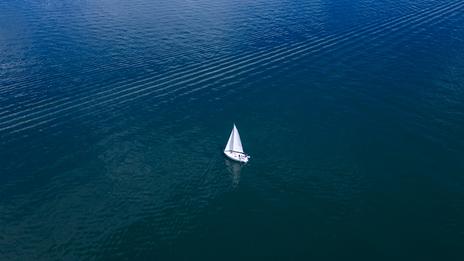 Dans la tête d’un skipper solitaire : est-ce bien raisonnable de partir seul en mer pour de longs mois ?