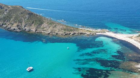 Calanques, Corse, Baléares : pourquoi certains mouillages ne supportent plus la foule