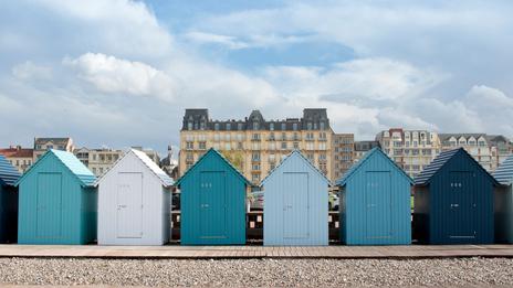 À Dieppe, les cabines de plage font leur grand retour : un symbole fort pour le front de mer