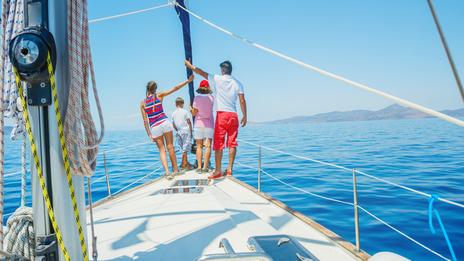Partir en famille en bateau : école, santé, budget, papiers, tout ce qu’il faut vraiment prévoir