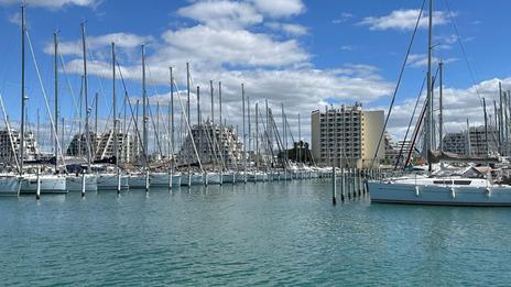 International Multihull Show 2026 : record de bateaux, nouveautés et virage électrique à La Grande-Motte