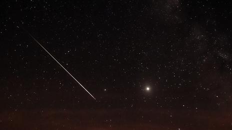 Pluie d'étoiles filantes des Lyrides : pourquoi ce nom et quand l'observer en France ?