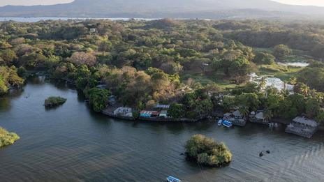 Au printemps, les Isletas de Granada déroulent leur décor tropical entre lac, volcan et ville coloniale