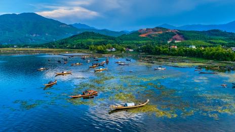 D’avril à mai, la lagune de Tam Giang propose une excursion nature et locale qui change vraiment d’un séjour à Hué