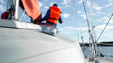 Gilet, AIS, balise : le nouvel arsenal personnel du marin hauturier