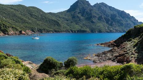 30 jours au mouillage : la vraie autonomie d’un voilier loin du quai