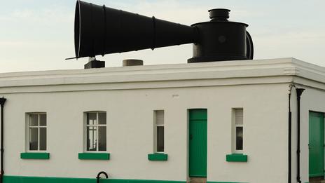 Corne de brume à vapeur : quand les côtes ont appris à parler dans le brouillard