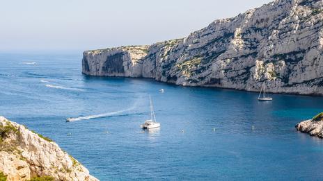 Naviguer sans se mettre hors la loi : le guide des zones marines protégées