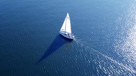 Le retour des petits voiliers : acheter moins grand pour naviguer plus