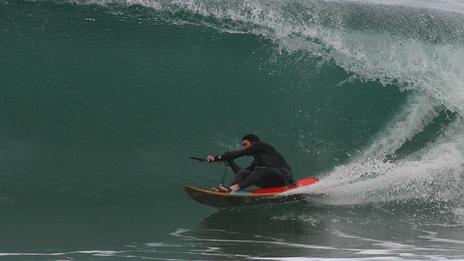 Le wave-ski, cette glisse à part qui réunit le surf et le kayak
