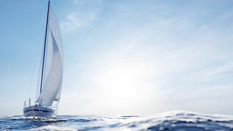 Partir au large pour la 1ère fois : le guide complet pour réussir sa première navigation hauturière