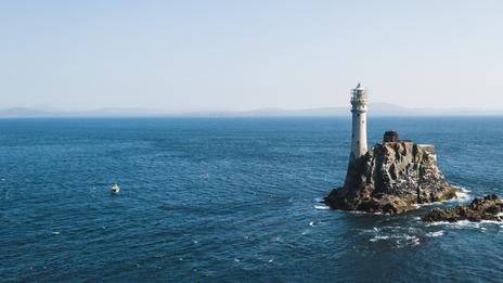 Fastnet : le rocher mythique qui fait trembler les marins au large de l’Irlande
