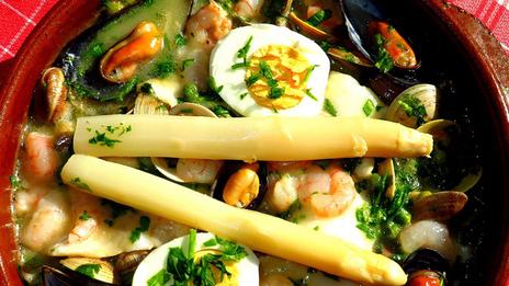Merlu koskera : la grande spécialité basque où le poisson tient le premier rôle